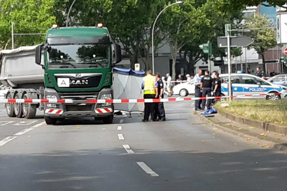 Polizisten sichern den Unfallort ab.