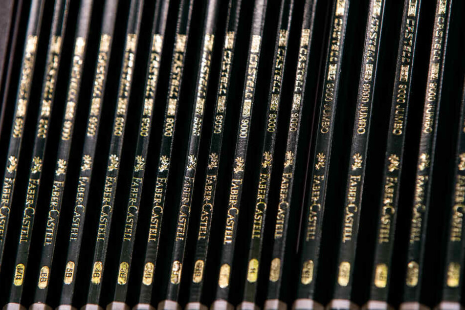 Stifte des Schreibwarenherstellers Faber-Castell liegen in Nürnberg aus.