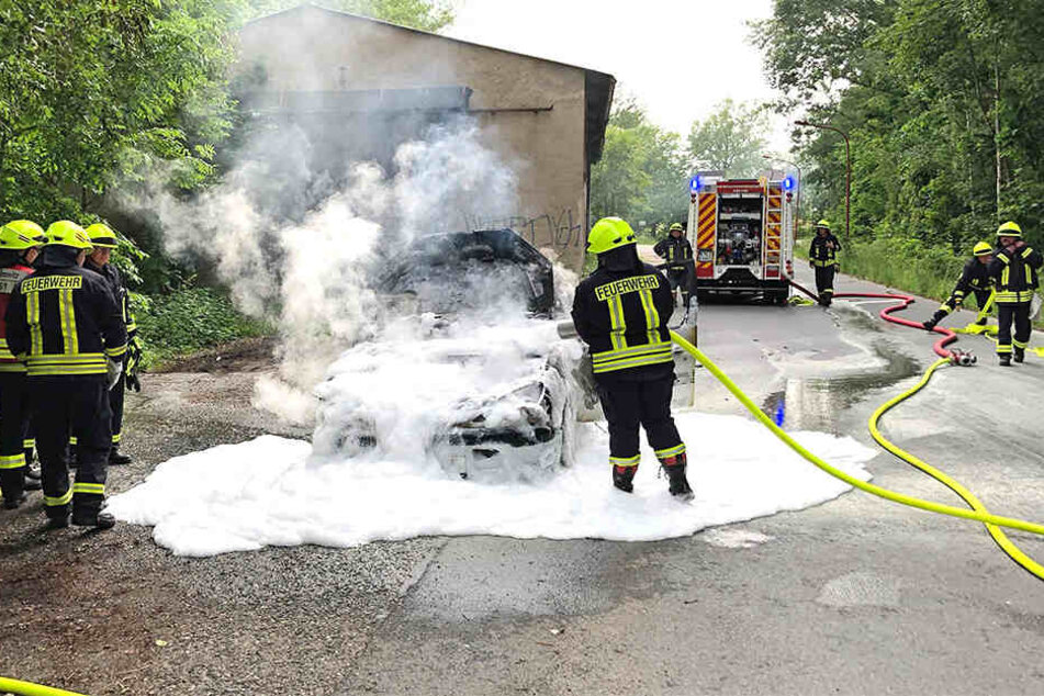 Mit Wasser und Schaum löschten die Feuerwehrleute den Brand.