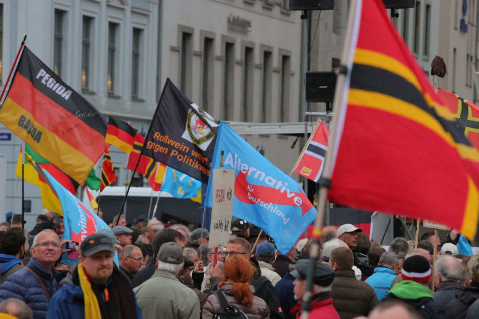 Mehr als die sonst üblichen rund 2000 Anhänger versammelten sich vor der Frauenkirche.