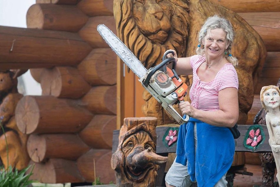 Schnittig: Karen Hobelsberger schwingt die Säge auf der Bank vor ihrer Blockhütte.