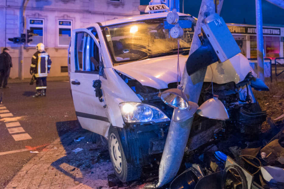 Nach dem Zusammenprall krachte das Taxi gegen einen Ampelmast.