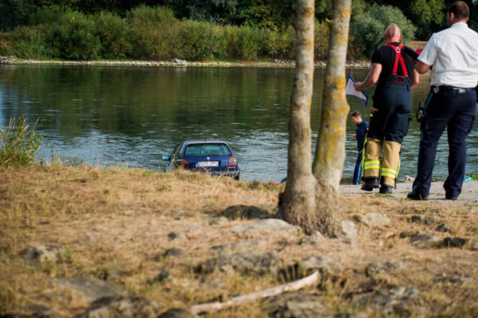 Der VW Golf des Ehepaares kam erst in der Donau zum stehen.