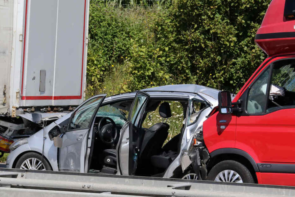Bei einem schweren Unfall auf der A38 zwischen Allstedt und dem Dreieck Südharz sind mehrere Personen schwer verletzt und eine Frau getötet worden.