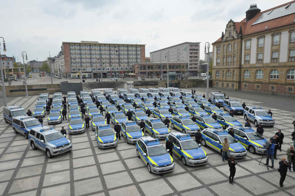 40 interaktive Funkstreifen-VW Golf und um 30 Mercedes-Transporter wurden an die Polizei übergeben.