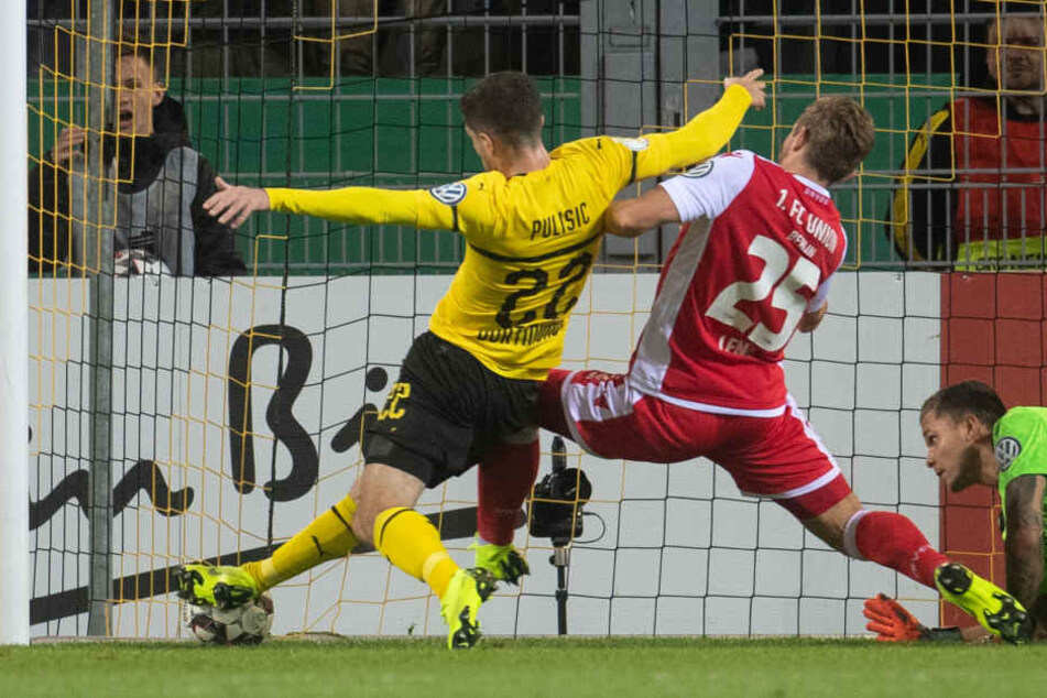 Dortmunds Christian Pulisic erzielt gegen Unions Christopher Lenz und Unions Torwart Rafal Gikiewicz das 1:0.