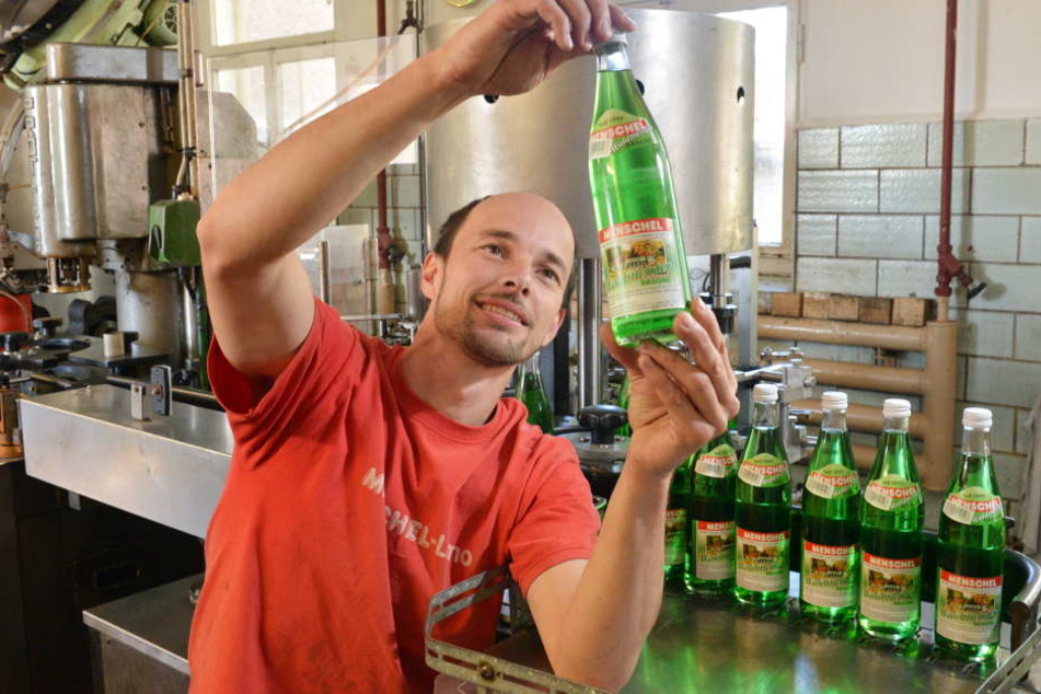 Beim Brause-Hersteller Menschel ist vieles noch Handarbeit. So kontrolliert Produktionsmitarbeiter Andreas Hänsch (34) jede einzelne Flasche.