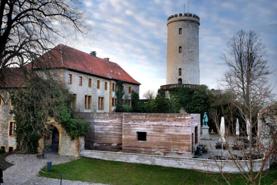 Beim Sparrenburgfest hat ein Dieb an einer Taverne einen Koffer mit mehreren Tausend Euro Wechselgeld mitgehen lassen.
