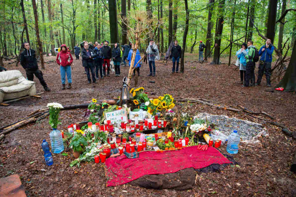 Die Gedenkstätte an der Stelle, an der ein Journalist gestorben war, muss am Dienstag geräumt werden.