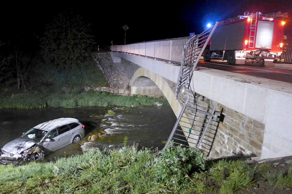 Der Ford hatte das Brückengeländer durchbrochen.