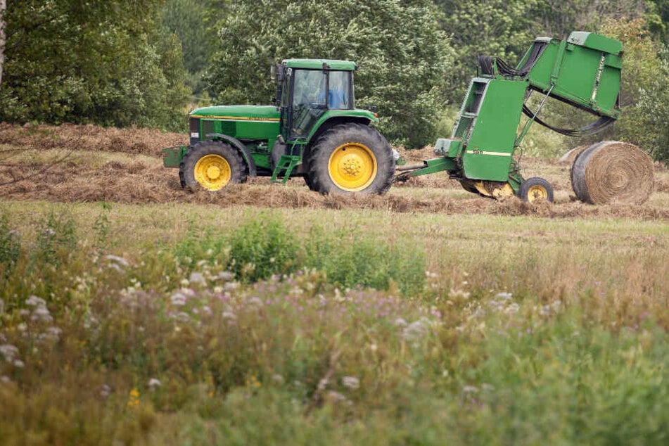 Der Mann verunglückte bei Heu-Arbeiten auf einem Feld in Tüßling. (Symbolbild)