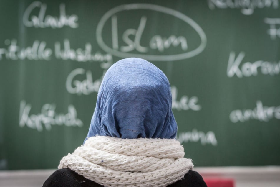 Eine Schülerin mit Kopftuch sitzt an der Johann Hinrich Wichern-Schule in Frankfurt am Main