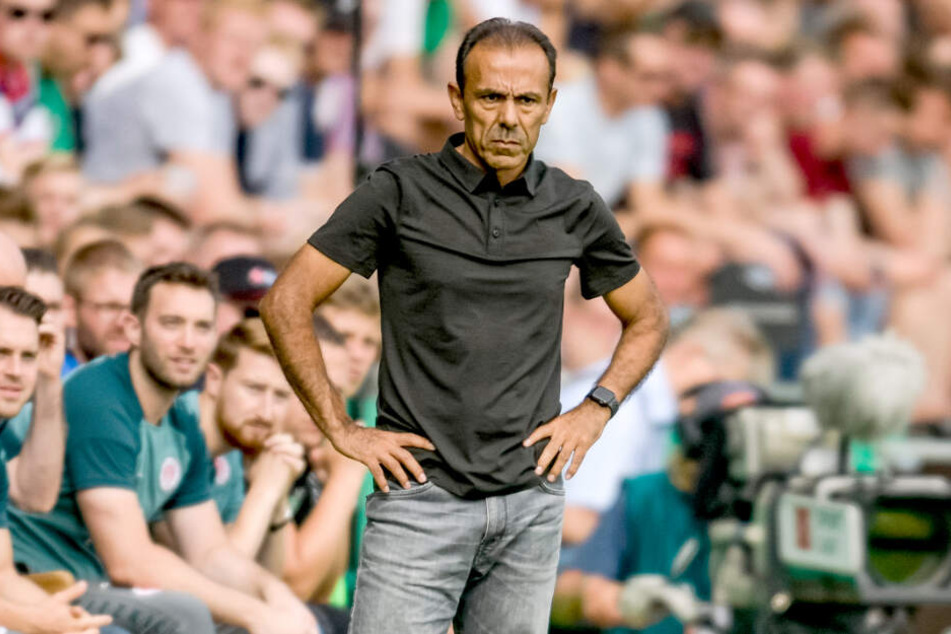 Trainer Jos Luhukay sucht verzweifelt nach Lösungen.