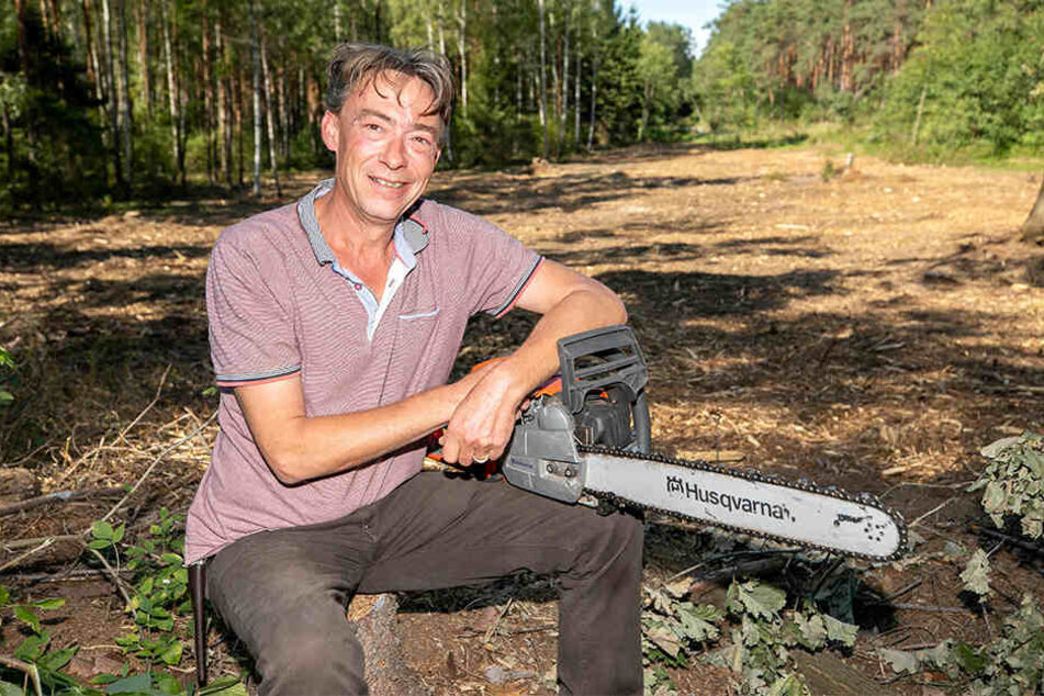 Daniel Prinz von Sachsen (44) ist froh, auch seine Kettensäge wieder zu haben.