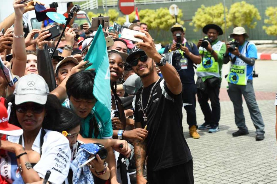 Hamilton beim Selfie mit den Fans.