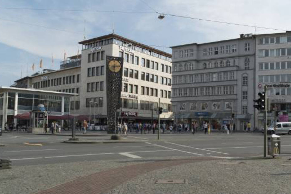 Am Bielefelder Jahnplatz schlugen mehrere Männer auf ihr Opfer (22) ein und verletzten ihn schwer.