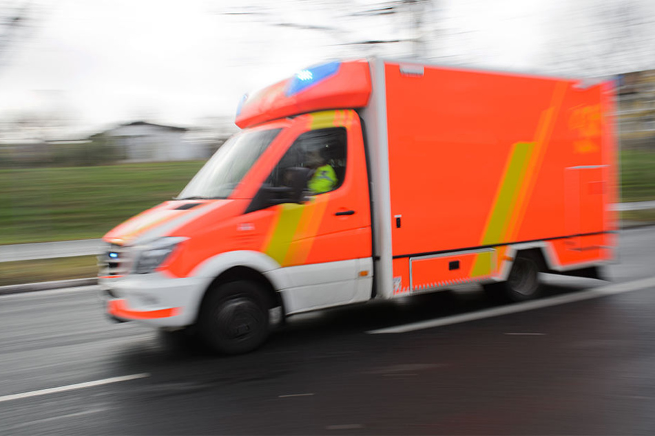 Im Landkreis Nordsachsen sorgte ein Sattelzug für einen folgenschweren Crash: Er geriet auf die Gegenfahrbahn und kollidierte mit einem Dacia (Symbolbild).
