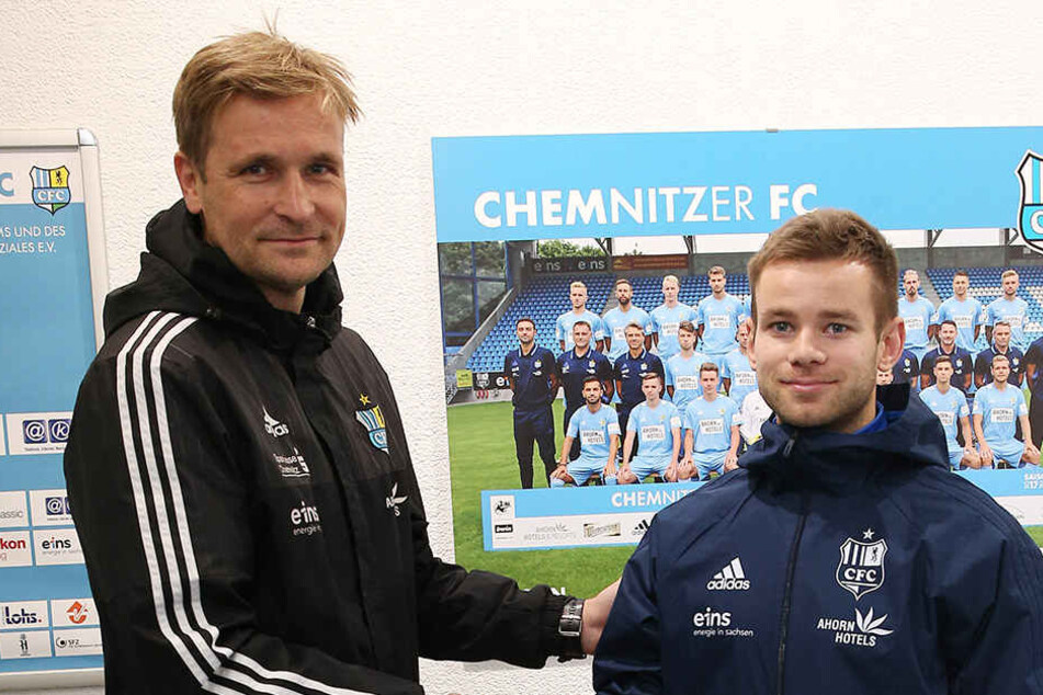 Mikko Sumusalo wird von CFC-Coach David Bergner begrüßt.