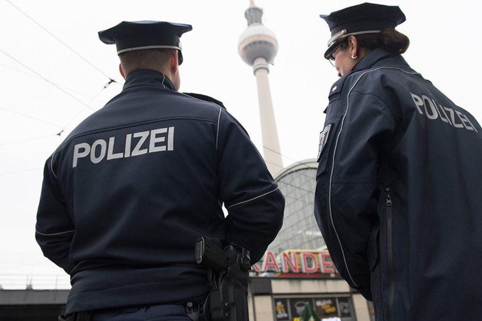 Polizisten sperrten den Bereich rund um den Alex ab. (Symbolbild)
