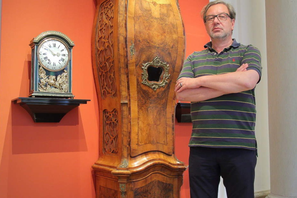 Nichts tickt mehr: Museumsdirektor Peter Plaßmeyer (57) ärgert sich über die Einschränkungen im Mathematisch-Physikalischen Salon.