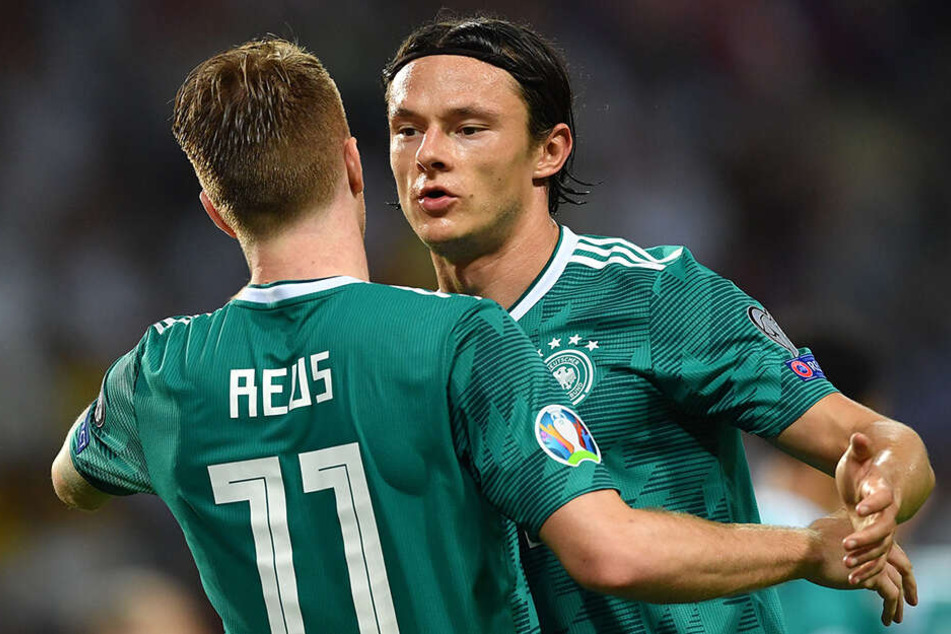 Marco Reus (l.) jubelt über sein Tor zum 0:2 mit seinen Teamkollegen Nico Schulz (r.).