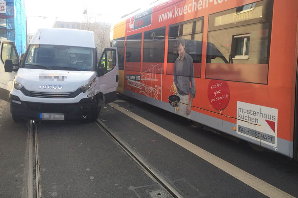 Die Vorderseite des Transporters wurde beschädigt.