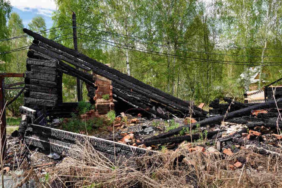 Die Feuerwehr hatte den stark verkohlten Leichnam nach den Löscharbeiten am Gartenhaus gefunden. (Symbolbild)