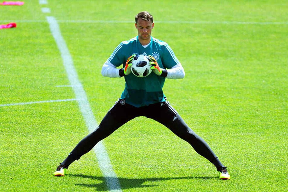 Manuel Neuer ist endlich wieder zurück im Tor und bestand den ersten großen Belastungstest problemlos.