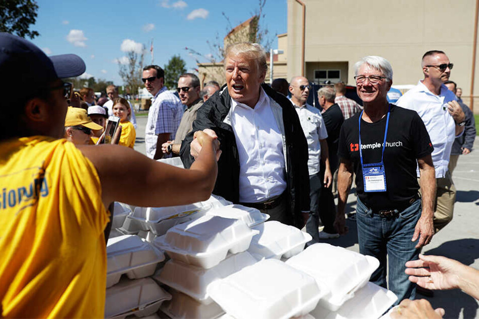 Trump half beim Verteilen von Lebensmitteln mit - und trat auch dabei verlässlich ins Fettnäpfchen.