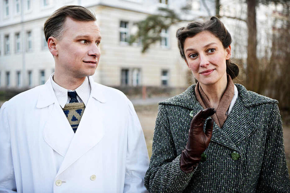 Konrad Zeidler (l., Robert Stadlober) verguckt sich in Antonia Berger (Alexandra Maria Lara), die ihm allerdings nichts von ihrer Vergangenheit erzählen darf.