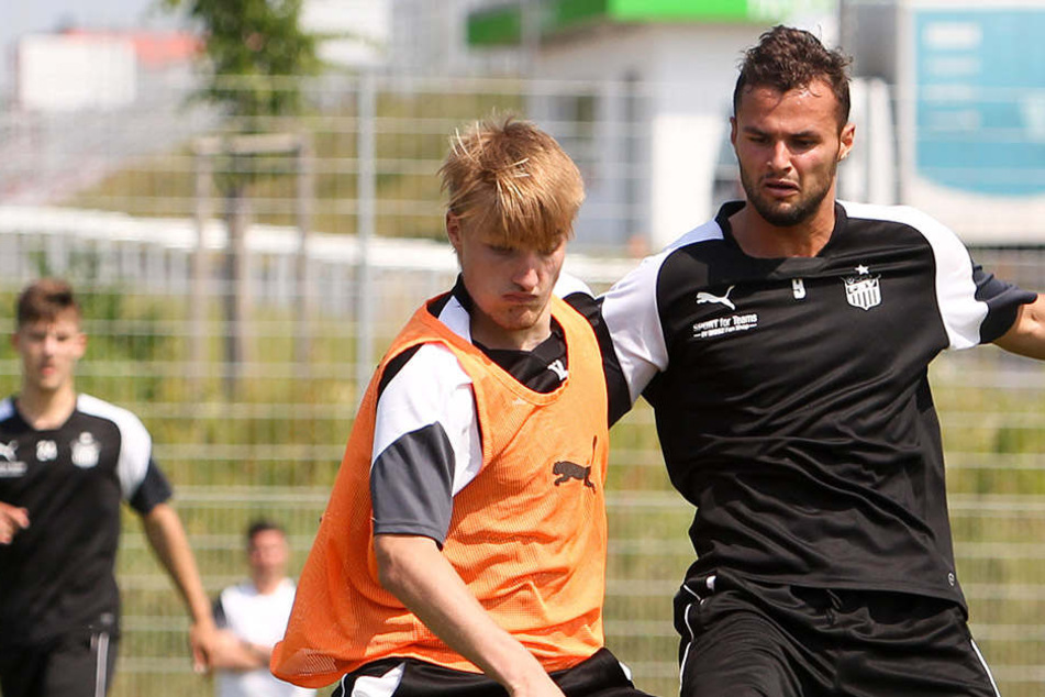 Fabian Eisele (r.) beim Training im Zweikampf mit seinem FSV-Kollegen Fridolin Wagner.