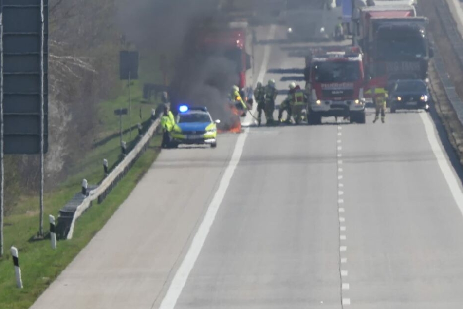 Auf der A14 bei Grimma geriet am Montag ein Pkw in Brand.