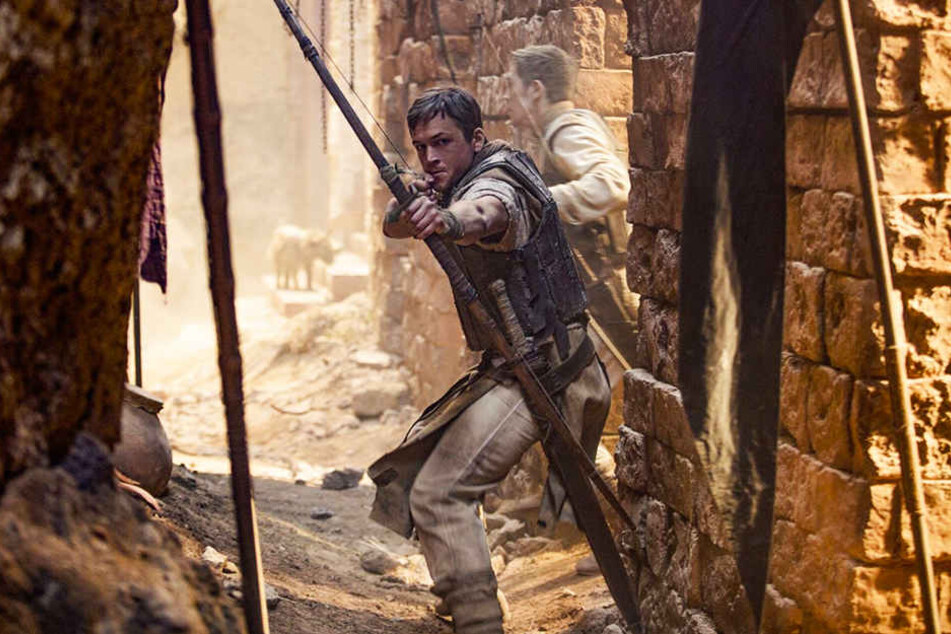 Robin von Loxley (Taron Egerton) muss vier Jahre lang als Kreuzritter in den Kriegen gegen die Araber kämpfen.
