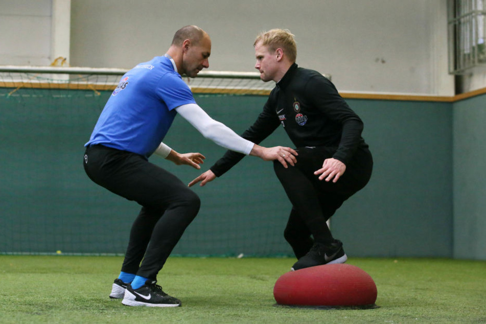 FCE-Fitnesstrainer Werner Schoupa (l.) baute Sören Bertram im wahrsten Sinne des Wortes wieder auf.