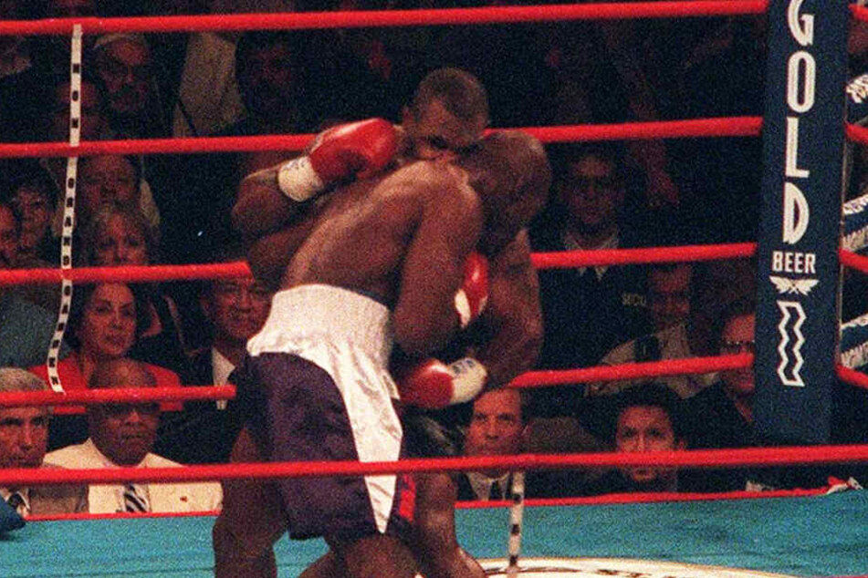 Hier beißt Mike Tyson während des Kampfes gegen Evander Holyfield dem Gegner ein Teil des Ohres ab.