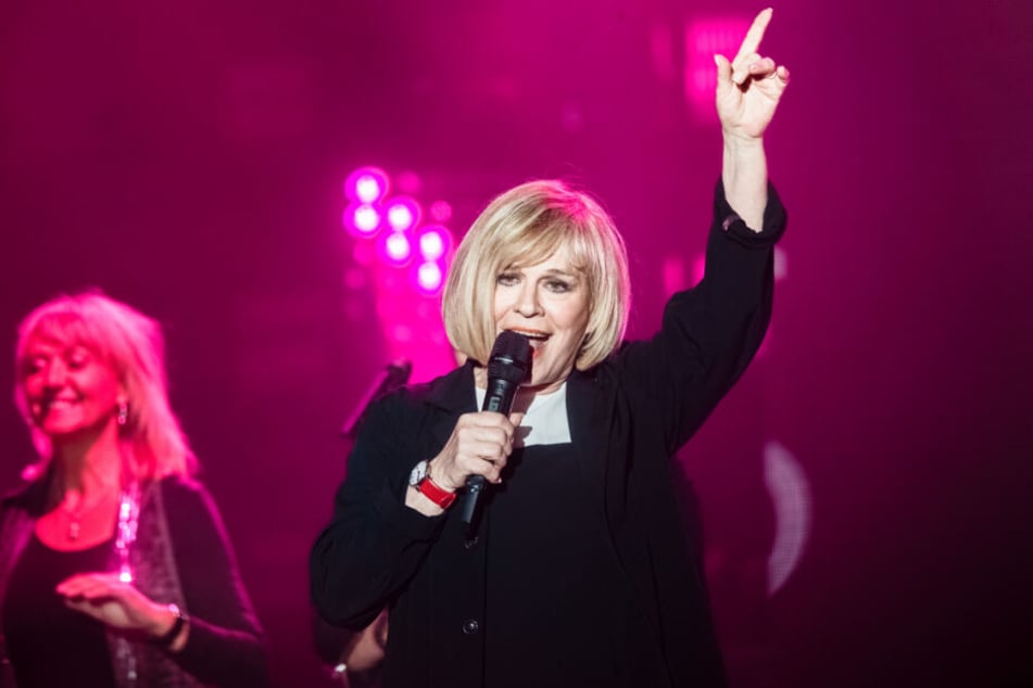 Mary Roos singt bei einem ihrer Auftritte auf der Bühne.