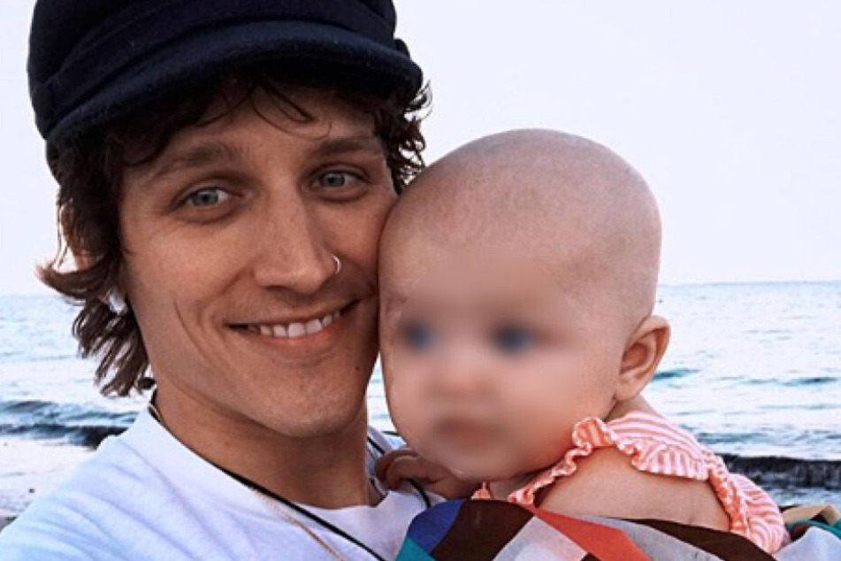 Mit diesem Foto enthüllte Leebo Freeman (30) das Gesicht seiner Tochter Goldie Venus.