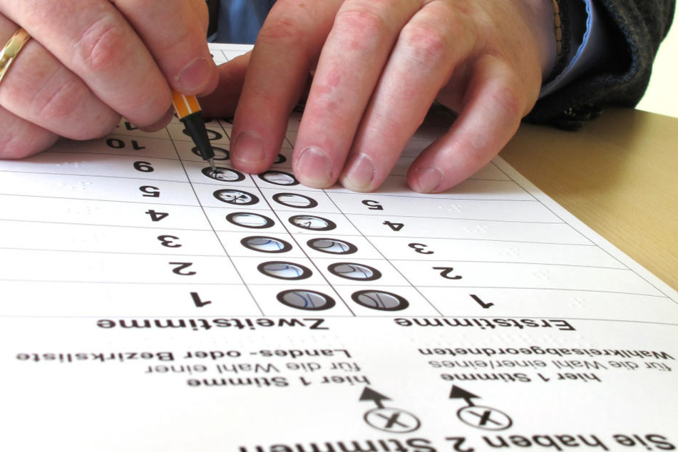 Bei der Bundestagswahl werden die Stimmen analog mit Stift und Papier abgegeben. Doch bei der Übermittlung der Ergebnisse an die Wahlleiter kommen Computer zum Einsatz.