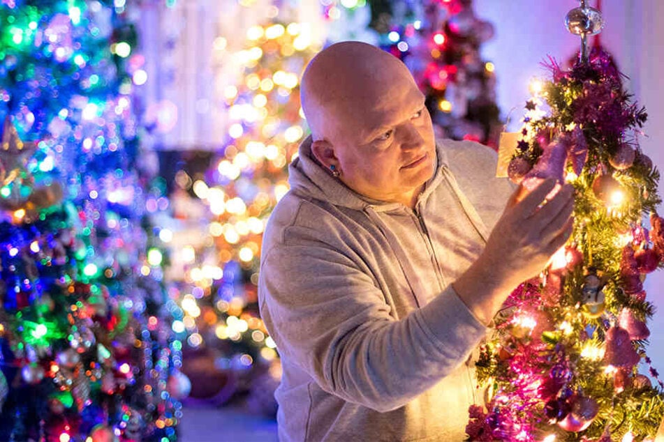 Thomas Jeromin (50) schmückt einen seiner 110 Weihnachtsbäume.