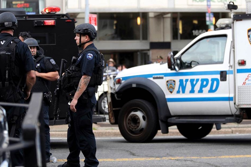 Polizeifahrzeuge und schwer bewaffnete Polizisten stehen am 30. Juni 2017 vor dem Bronx Lebanon Hospital in New York.