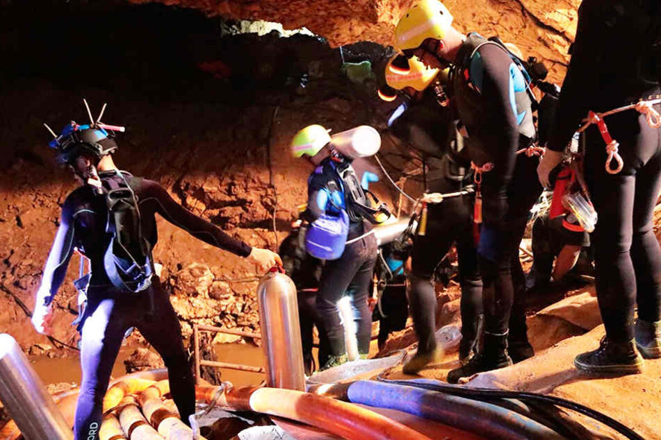 Mitglieder des thailändischen Rettungsteams betreten die Höhle, in der die zwölf Jungen und ihr Trainer noch immer gefangen sind.