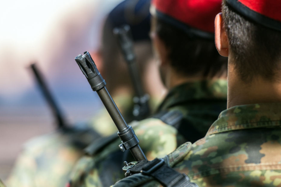 Bundeswehrsoldaten beim Appell auf dem Marktplatz in Storkow (Brandenburg). (Symbolbild)
