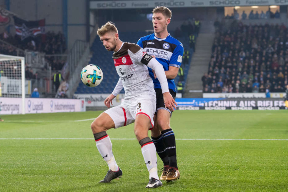 Fabian Klos (rechts, hier im Zweikampf mit Lasse Sobiech) wollte sich zum 30. Geburtstag selbst ein Geschenk machen.
