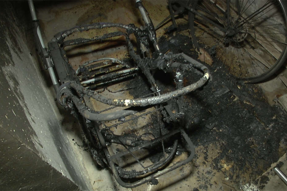 Das Feuer zerstörte den Kinderwagen, eine Frau erlitt beim Verlassen des Hauses eine Rauchgasvergiftung.