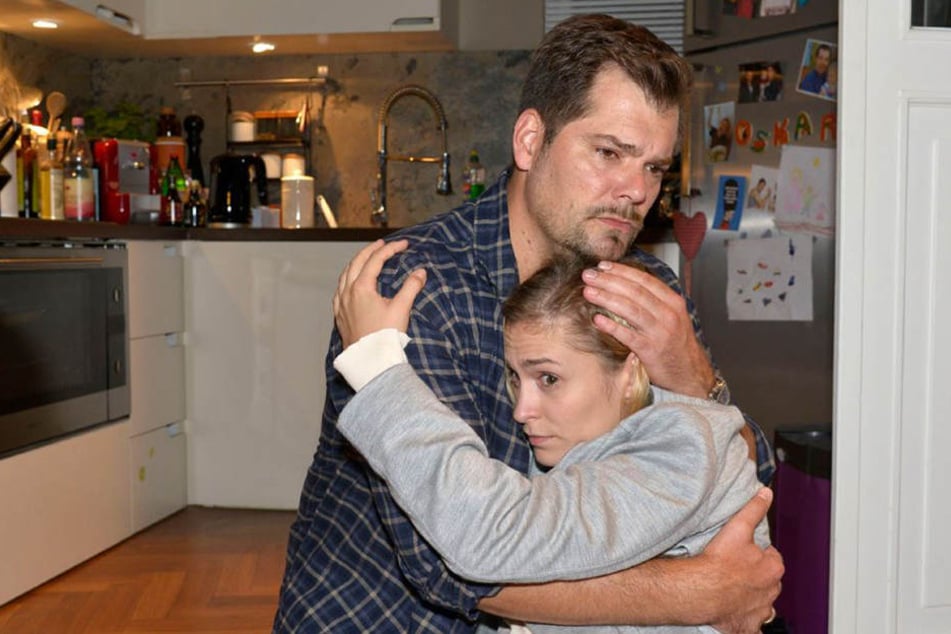 Leon (Daniel Fehlow) versucht seine Freundin Sophie (Lea Marlen Woitack) nach der Schock-Diagnose zu trösten.