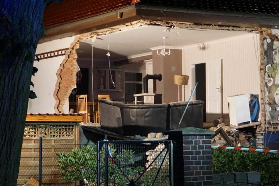 Zwei Wände des Hauses in Schulzendorf sind weggebrochen.