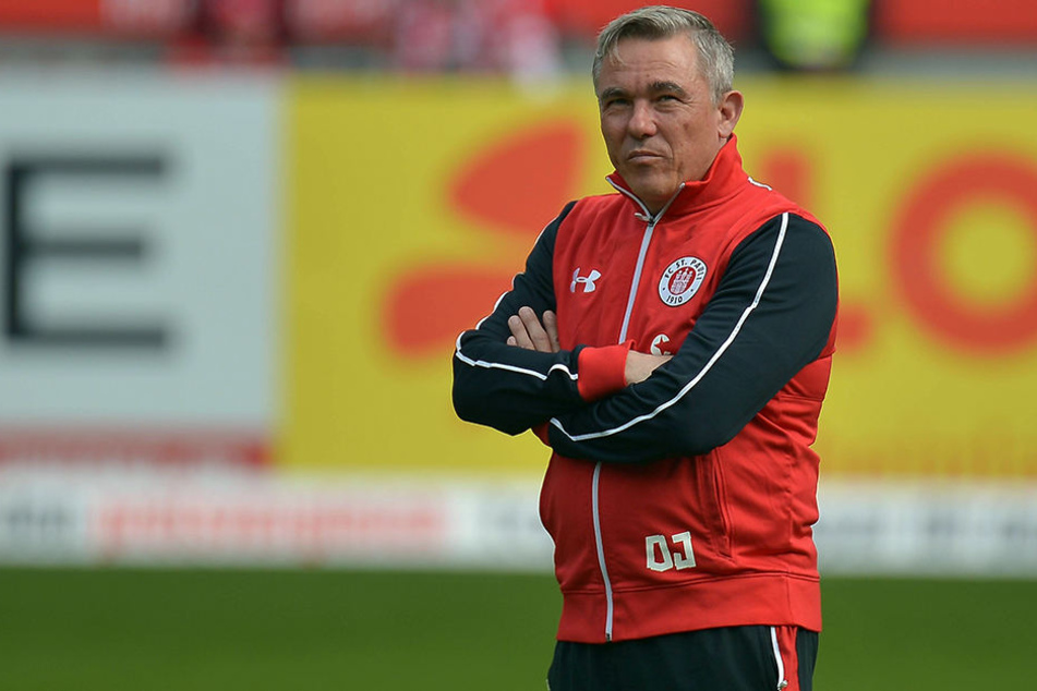 Pauli-Cheftrainer Olaf Janßen erwartet ein hartes Spiel gegen den SC Paderborn.