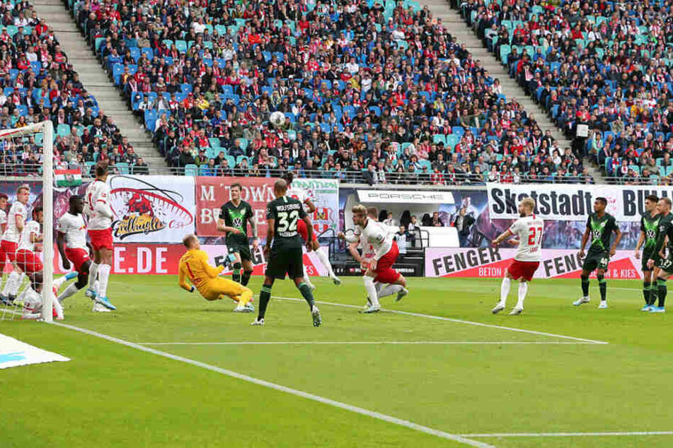 20. Minute: Péter Gulácsi konnte einen indirekten Freistoß aus zehn Metern halten, in seinem Tor standen auch acht Mitspieler zum Blocken bereit.