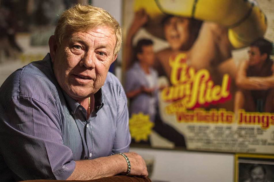 Der israelische Schauspieler Zachi Noy sitzt in seinem Haus in Herzlija vor einem Plakat des Films "Eis am Stiel".