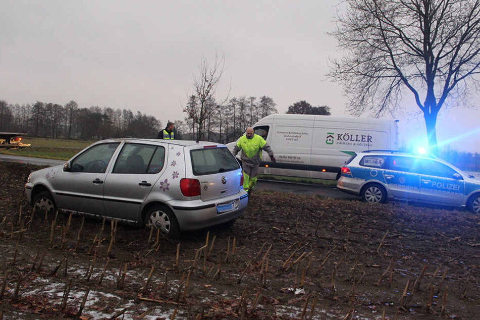 Bei dem Unfall kam der VW Polo auf dem angrenzenden Acker zum Stehen.